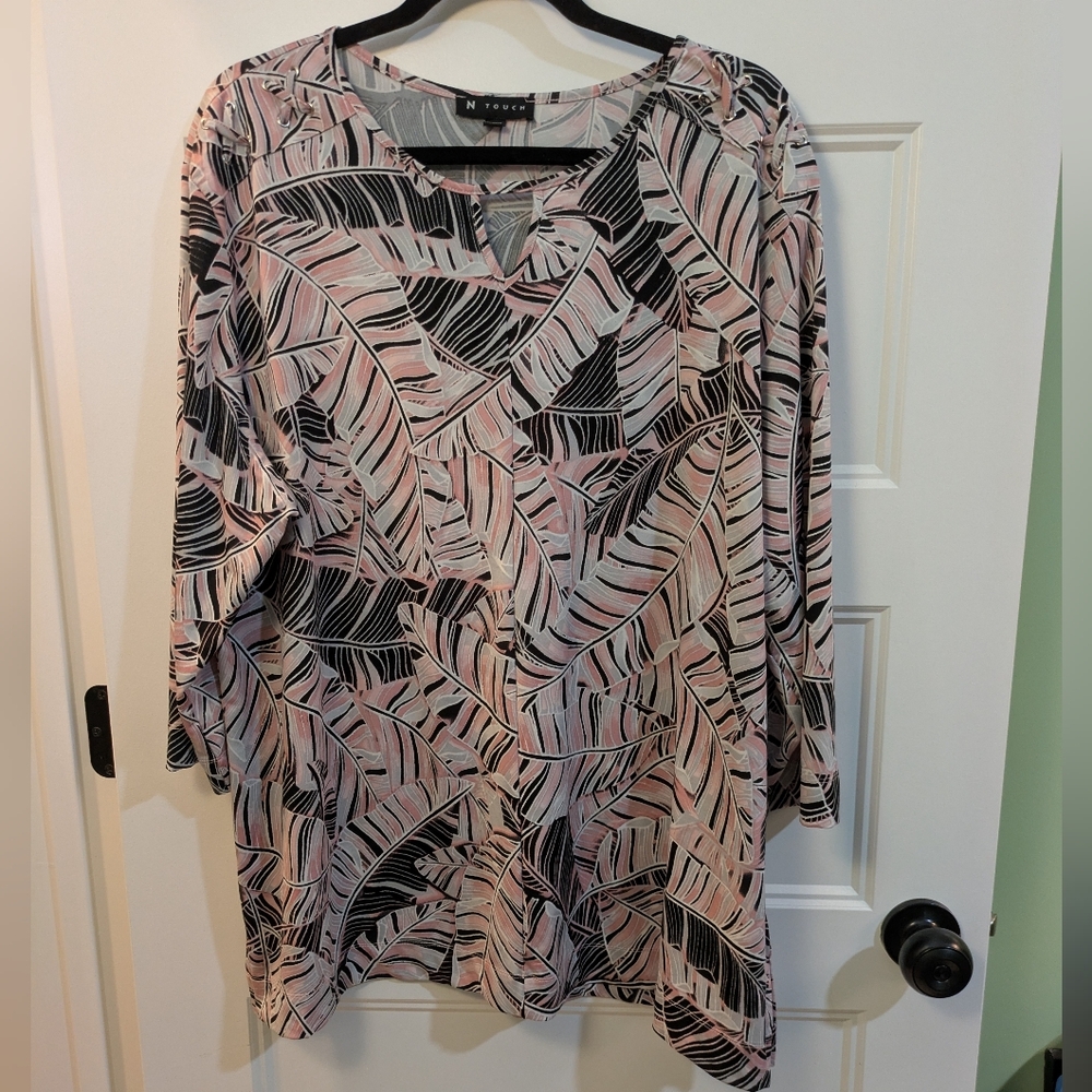 🔴3/$15  N Touch Pink & Black Tropical Leaf Tunic